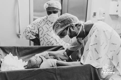 Pediatra examinando o bebê'