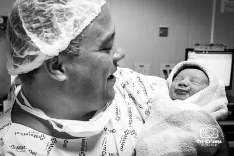 Papai carregando o bebê todo orgulhoso'