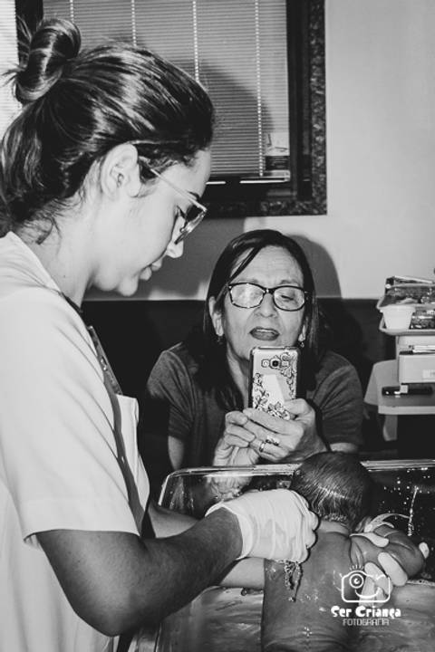 Vovó tirando a foto do bebê tomando banho!'