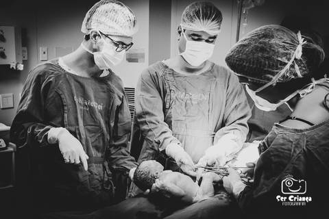 Médicos Materdei cortando o cordão umbilical do bebê'