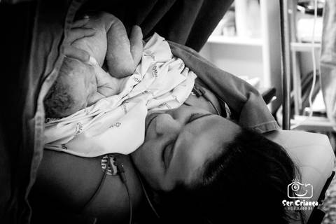 Primeiro contato do bebê com a mamãe'