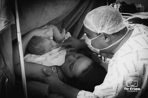 Primeiro contato do bebê com o papai'