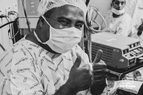 Papai fazendo um sinal de joia!'