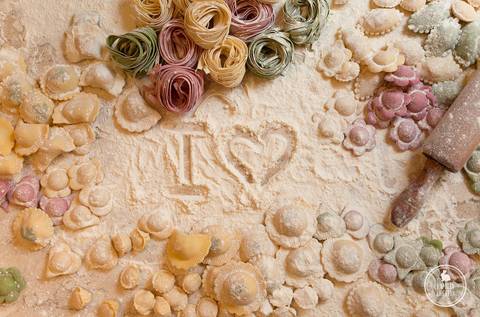 Imagem com variedade de massas frescas. Massa italiana com amor.'