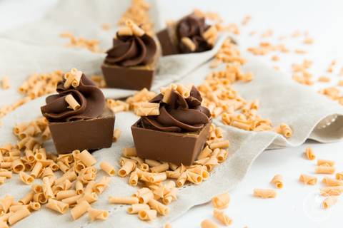 Doces de chocolate para casamento.'