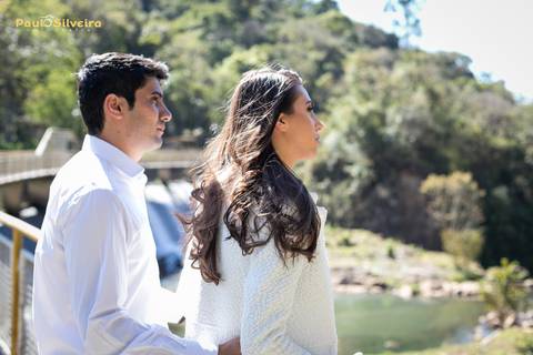 luana e tales poços de caldas-ensaio fotográfico-cascata das antas - fotos diurnas em cima de ponte - cachoeira ao lado - sol radiante - noiva com terninho'