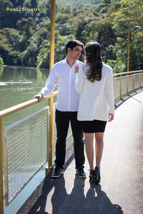 luana e tales poços de caldas-ensaio fotográfico-cascata das antas - fotos diurnas em cima de ponte - cachoeira ao lado - sol radiante - noiva com terninho'