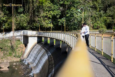 luana e tales poços de caldas-ensaio fotográfico-cascata das antas - fotos diurnas em cima de ponte - cachoeira ao lado - sol radiante - noiva com terninho'