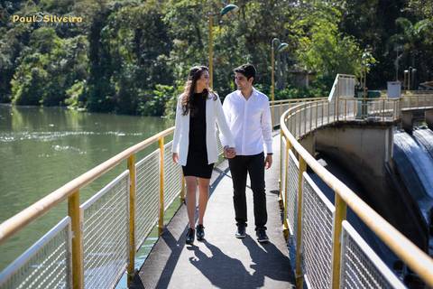 luana e tales poços de caldas-ensaio fotográfico-cascata das antas - fotos diurnas em cima de ponte - cachoeira ao lado - sol radiante - noiva com terninho - noivo com camisa branca '