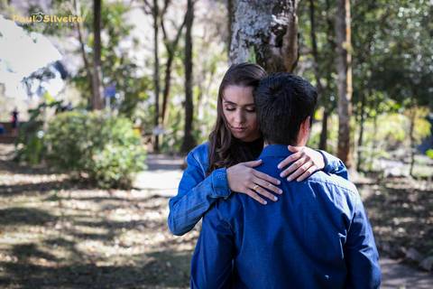 luana e tales poços de caldas-ensaio fotográfico-cascata das antas - casal em baixo de arvores - sombra maravilhosa'