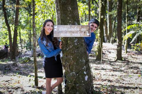 luana e tales poços de caldas-ensaio fotográfico-cascata das antas - casal em baixo de arvores - sombra maravilhosa - placa bem vindos ao nosso sonho'