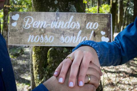 luana e tales poços de caldas-ensaio fotográfico-cascata das antas - casal em baixo de arvores - sombra maravilhosa - placa bem vindos ao nosso sonho'