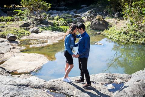 luana e tales poços de caldas-ensaio fotográfico-cascata das antas - casal nas pedras - varias piscinas formadas pela água'