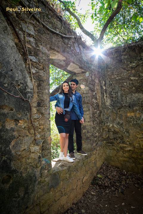 luana e tales poços de caldas-ensaio fotográfico-cascata das antas - casal em meio a ruínas - cenário maravilhoso'