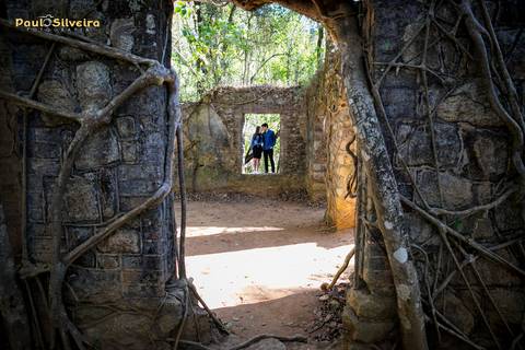 luana e tales poços de caldas-ensaio fotográfico-cascata das antas - casal em meio a ruínas - cenário maravilhoso'