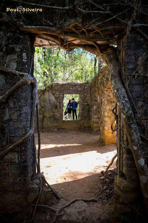 luana e tales poços de caldas-ensaio fotográfico-cascata das antas - casal em meio a ruínas - cenário maravilhoso'