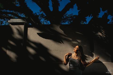 menina de 15 anos no sol'