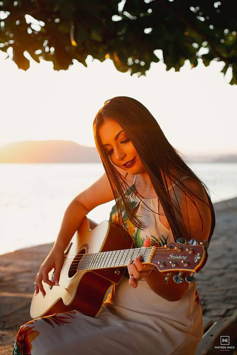 menina tocando violao book'