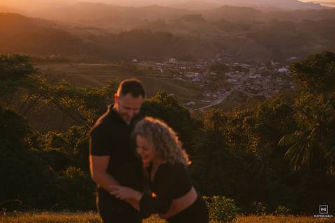 sessão de gestante no por do sol'