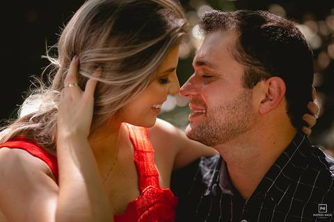 casal quase se beijando'