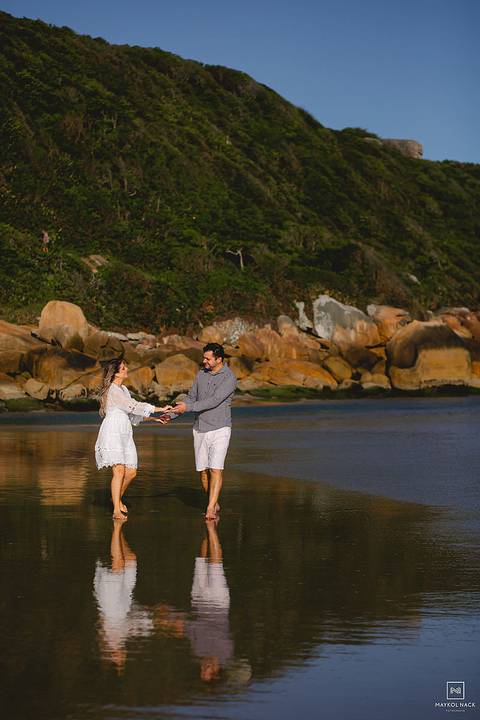 casal na praia com fotógrafo guarda do embaú'