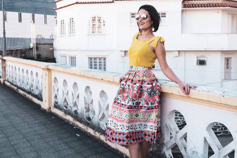 Mulher de pé posa para fotos'