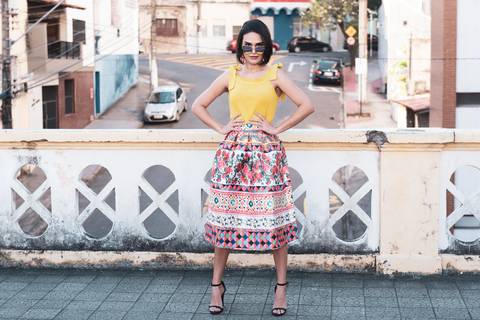 modelo feminina posa de pé no centro de Vitória'