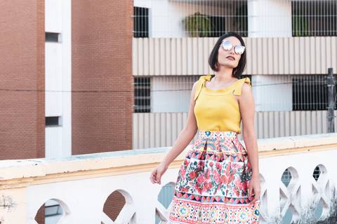 modelo caminha e faz pose para fotos'