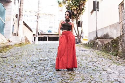 modelo feminina parada faz pose no alto da ladeira'