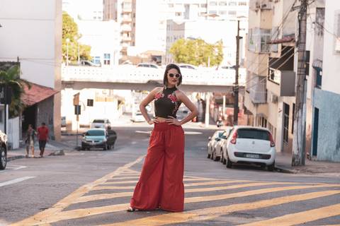 modelo de pé posando entre os carros'