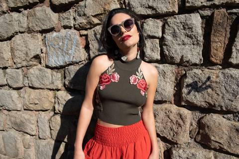 modelo encostada no muro'