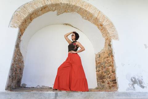 modelo de pé faz pose em uma construção histórica'