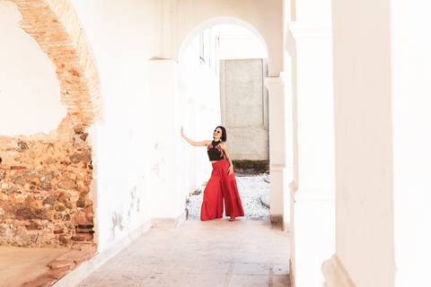 modelo de pé apoia o braço na parede'