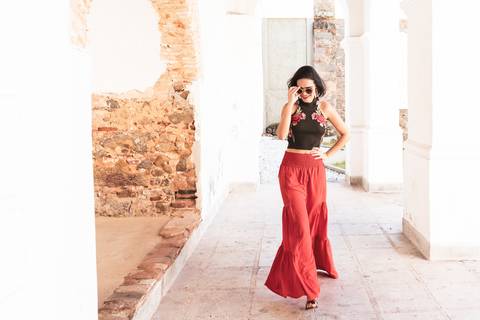 modelo caminhando em direção a câmera'