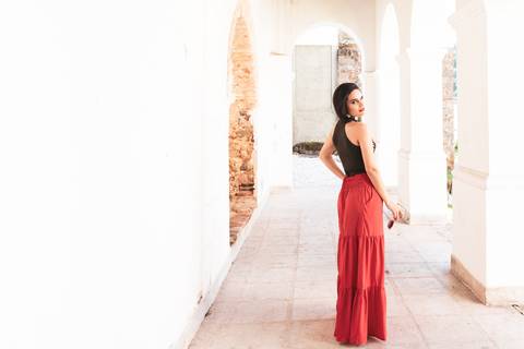 modelo de pé olhando para trás'