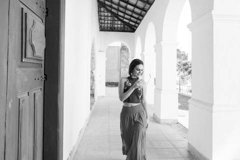 modelo caminhando segurando óculos'