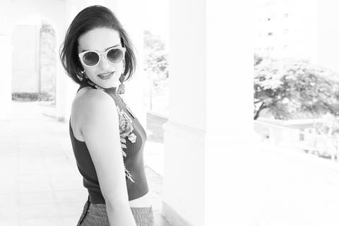 modelo de pé usando óculos de sol'