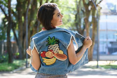 modelo blogueira de costas abrindo jaqueta'