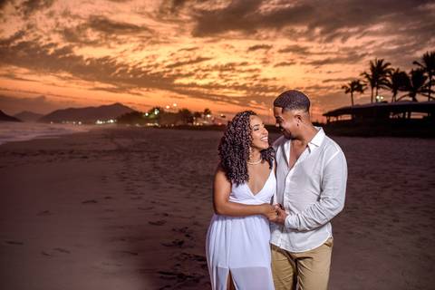 Pre Wedding na praia do recreio com por do sol'