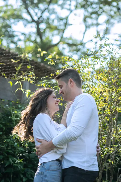 Casal conectado com a natureza feliz.'