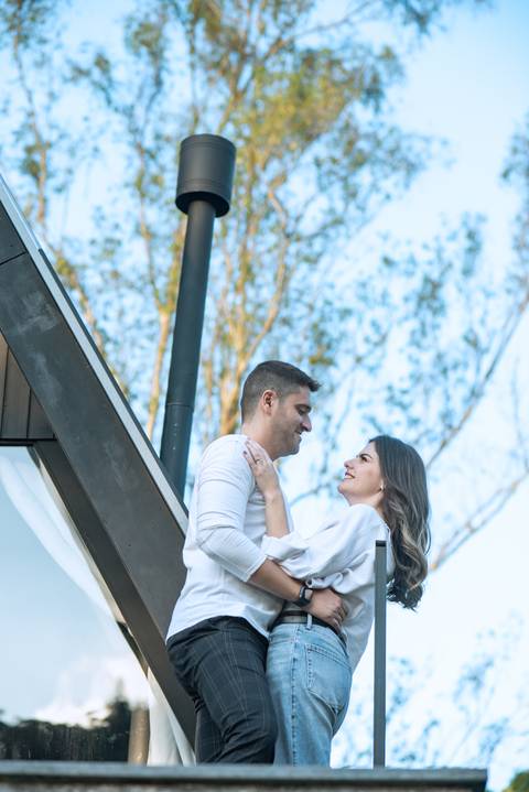 Noivos na cabana felizes'