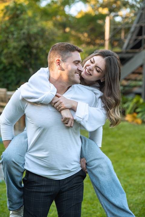 Noivos na cabana abraçados com estilo'