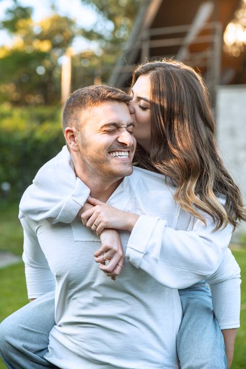 Pré-wedding casal se abraçando ao ar livre'