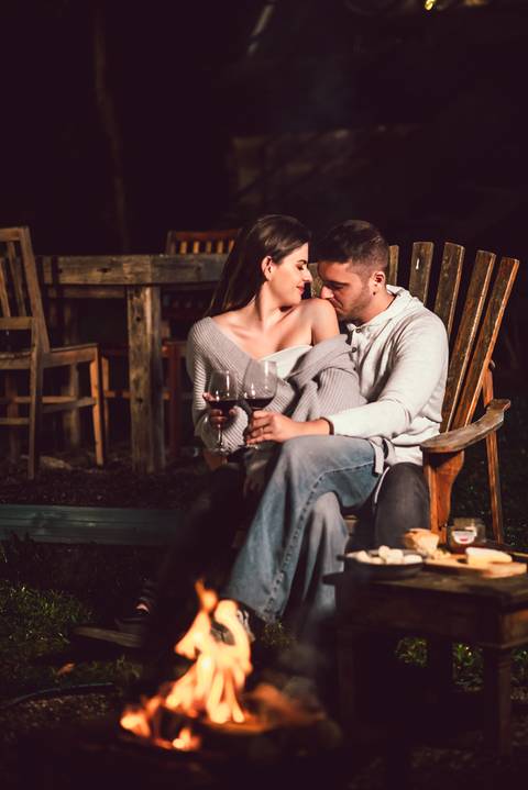 Fotos românticas na cabana autêntica'