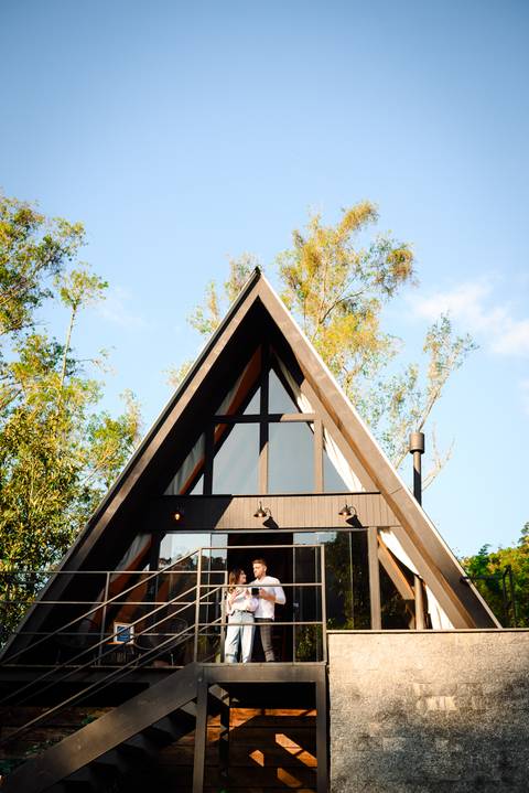 Fotos românticas na cabana casal atemporais'