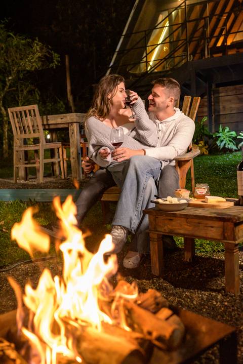 Casal na natureza com fogo de lareira'