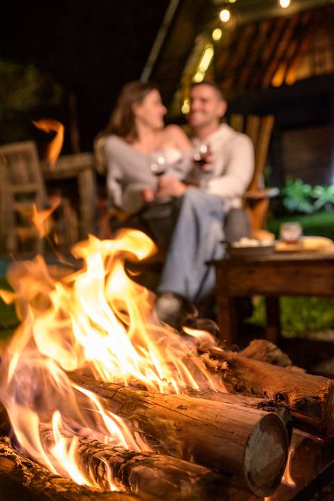 Fotografia do casal tomando vinho '
