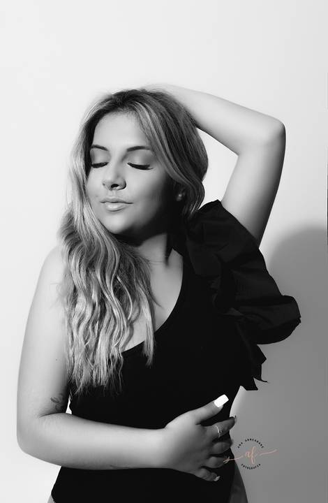 Fotografica em close de mulher em estudio em gaia'