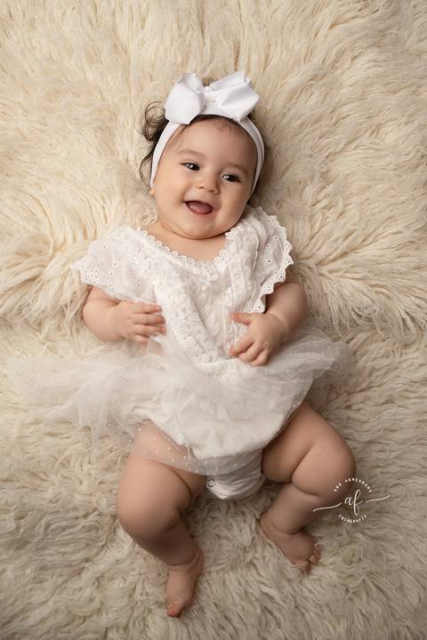 imagem de bebe deitada no flokat'