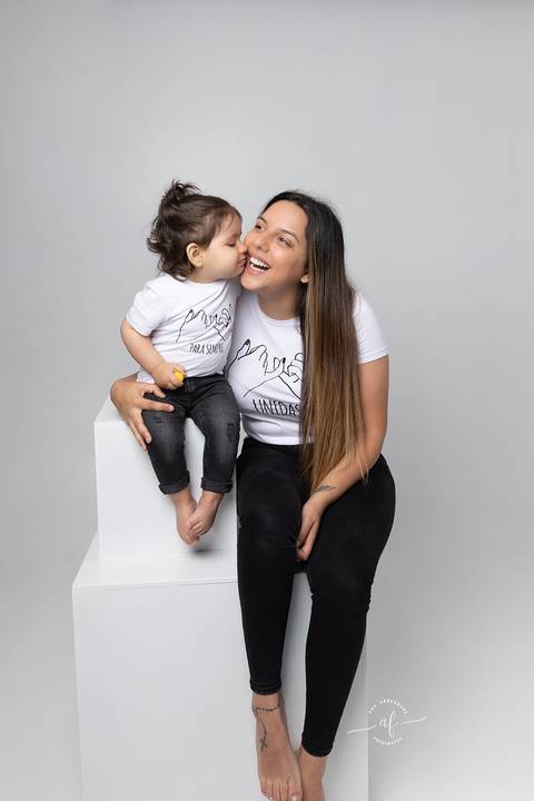 fotografia de filha beijando a mae'